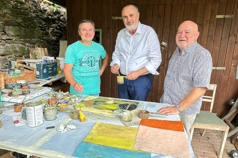 (v.l.) Maler Manfred Leirer, Landeshauptmann Hans Peter Doskozil und Harro Pirch freuen sich auf die Rabnitztaler Malerwochen 2024.