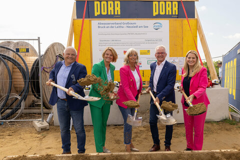 (v.l.) AVBN-Obmann Stellvertreter LAbg. Gerald Handig, Mag.a (FH) Heike Reiterits, Geschäftsführerin AVBN, Neusiedls Bürgermeisterin LAbg. Elisabeth Böhm, der Obmann des AVBN und Bürgermeister von Bruck an der Leitha, Gerhard Weil und Landesrätin Mag.a (FH) Daniela Winkler beim Spatenstich in Neusiedl am See.