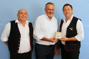 Gerhard Michelberger (l.) und Wolfgang Gonter (r.) überreichten Landeshauptmann Hans Peter Doskozil die neue CD.