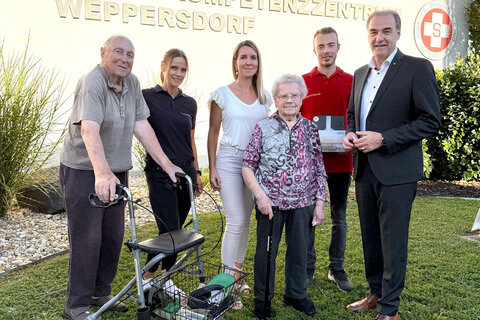 Soziallandesrat Dr. Leonhard Schneemann gratulierte Nico Müller zum Landessieg als Zivildiener des Jahres.