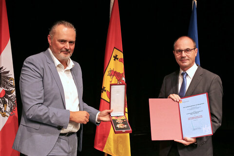 Landeshauptmann Hans Peter Doskozil zeichnete Landeshauptmannstellvertreter und Landtagsabgeordneten a.D. Mag. Franz Steindl mit dem Komturkreuz mit Stern aus