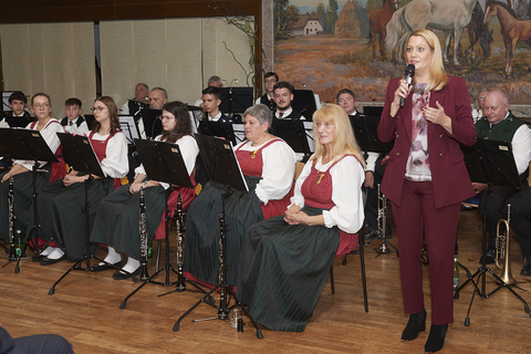 Landesrätin Mag.a (FH) Daniela Winkler gratulierte dem Musikverein Wallern-Pamhagen zum 45-jährigen Jubiläum.