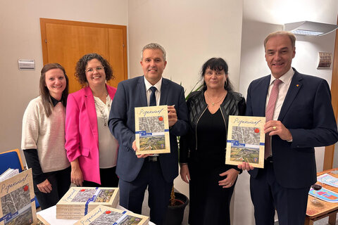 Landesrat Dr. Leonhard Schneemann (r.) präsentierte die neue Festschrift für 800 Jahre Gemeinde Pilgersdorf.