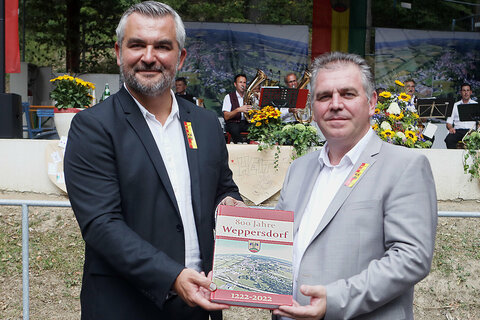 Bürgermeister Manfred Degendorfer überreichte Landesrat Mag. Heinrich Dorner im Zuge der Jubiläumsfeier eine Ortschronik der letzten 800 Jahre Weppersdorf.