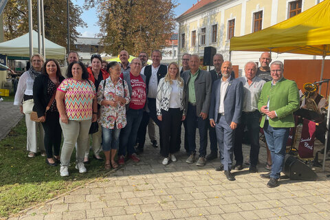 Landesrätin Daniela Winkler (Bildmitte) mit Festgästen beim Biofest in Frauenkirchen.