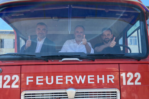 Landeshauptmann Hans Peter Doskozil und Landesrat Heinrich Dorner übergaben Feuerwehrfahrzeuge aus dem Burgenland an den Vorsitzenden der Region Transkarpatien, Viktor Mykyta, und Regierungsvertreter.