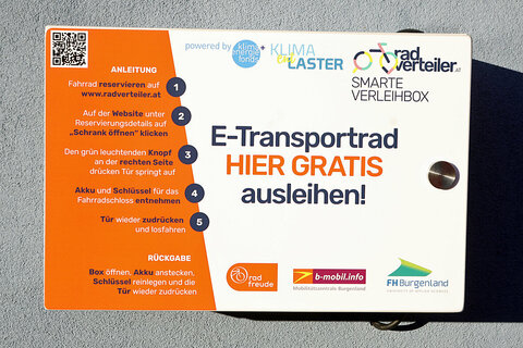 Auf der Box, die am Gebäude des FH-Campus montiert ist, finden Sie alle wichtigen Infos für den Transportradverleih.