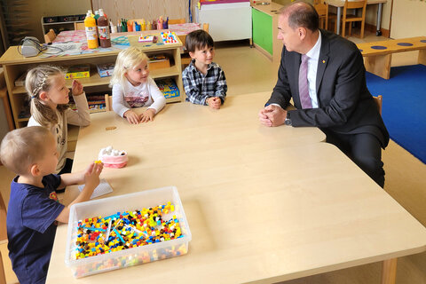 Landesrat Dr. Leonhard Schneemann im Gespräch mit den Kindern in der neuen Kinderkrippe St. Michael.