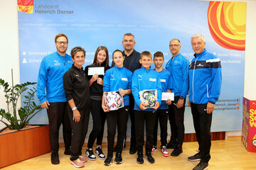 Sportlandesrat Dorner empfing siegreiche Fußballteams des Theresianums Eisenstadt: v.l. Joachim Fenz, Beate Knor – BetreuerInnen, Lina Schmidt (4d), Katharina Gartner (3e), LR Heinrich Dorner, Felix Ahorn (2e), Timo Schiessler (3e), Christoph Schalling, Ernst Hahnekamp – Betreuer