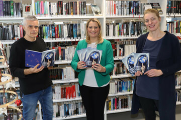 Jugend- und Bildungslandesrätin Daniela Winkler präsentierte gemeinsam mit Kinder- und Jugendanwalt Mag. Christian Reumann sowie Julia Gsertz, Leiterin der Bücherei der Arbeiterkammer in Eisenstadt, das Buch, in dem die besten und prämierten Werke des Literaturwettbewerbs zusammenfasst sind