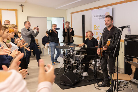 Robbie Williams Bassist Jerry Meehan begeisterte bei seinem Workshop in Mattersburg die Musikschülerinnen und -schüler.