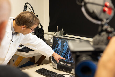 Univ.-Prof. Frank Melcher, Leiter des Lehrstuhls für Geologie und Lagerstättenlehre an der Montanuniversität Leoben, bei der Erklärung der Analyseverfahren