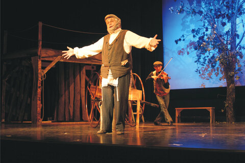 Szene aus Anatevka: Auf der Burg Güssing bekommt die Geschichte um das Dorf des jüdischen Milchmanns Tevje ein ganz besonderes Flair.