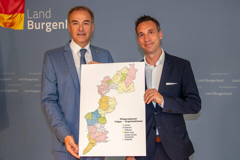 Soziallandesrat Dr. Leonhard Schneemann und der mit der Ausschreibung der Pflegeregionen beauftragte Rechtsanwalt Mag. Johannes Zink, HBA.