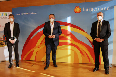 KRAGES-Geschäftsführer Hubert Eisl, LH Hans Peter Doskozil und Dir. Robert Maurer vom krankenhaus in Eisenstadt