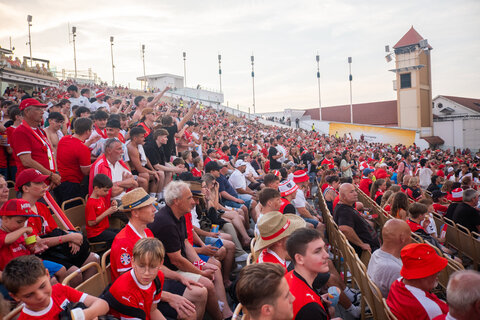 Rot-weiß-rote Fußballbegeisterung auf der Seebühne: An die 6.000 Fans sorgten beim Burgenland Public Viewing für ausgelassene Stimmung und echtes Stadionfeeling am Neusiedler See.