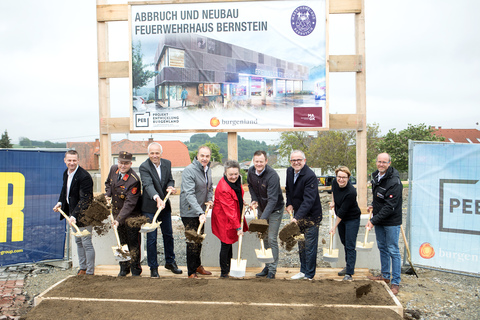 Technischer Leiter Klaus Tremmel (PORR Burgenland), Feuerwehrkommandant Bernhard Weber, Vizebürgermeister Gerald Derkits, Landesrat Leonhard Schneemann, Bürgermeisterin Renate Habetler, Gruppenleiter Süd, Projektleiter Jürgen Ziermann (Projekt Entwicklung Burgenland, Bezirke Oberwart, Güssing, Jennersdorf und Oberpullendorf), Architekt Günter Klein, Alexandra Hammerl-Storgaard (beide MAGK Architekten) und Projektleiter Süd, Baumeister Wolfgang Dorner (Projekt Entwicklung Burgenland, Bezirke Oberwart, Güssing, Jennersdorf und Oberpullendorf) (v.l.).