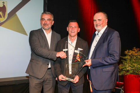 Landeshauptmann Hans Peter Doskozil und Sportlandesrat Heinrich Dorner mit dem „Trainer des Jahres“, Mario Schindler