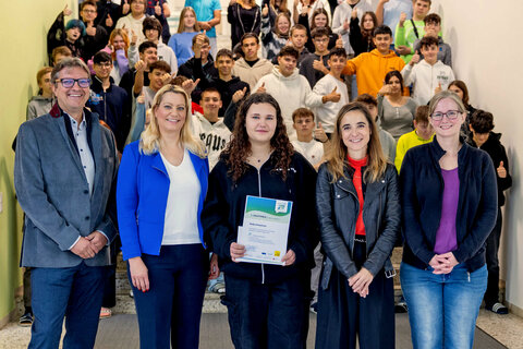 PTS-Direktor Ronald Popovits , BEd, BEd, Landesrätin Mag.a (FH) Daniela Winkler, Gewinnerin Nadja Schweinze, MMag.a Verena Magerl-Riegler, Leiterin der Fachstelle für Suchtprävention und Mag.a Viktoria Bodó-Trimmel von der Fachstelle für Suchtprävention.