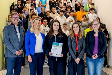 PTS-Direktor Ronald Popovits , BEd, BEd, Landesrätin Mag.a (FH) Daniela Winkler, Gewinnerin Nadja Schweinze, MMag.a Verena Magerl-Riegler, Leiterin der Fachstelle für Suchtprävention und Mag.a Viktoria Bodó-Trimmel von der Fachstelle für Suchtprävention.
