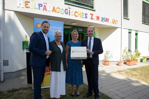 Bei der Feier zum 20-jährigen Jubiläum des HPZ Rust (v.l.): Dr. Johannes Zsifkovits, Geschäftsführer der Soziale Dienste Burgenland GmbH, Dr.in Michaela Fried, Ärztliche Leiterin HPZ Rust, Mag.a Carmen Halper-Moser, Psychologische u. Pädagogische Leitung HPZ, und Landesrat Dr. Leonhard Schneemann.