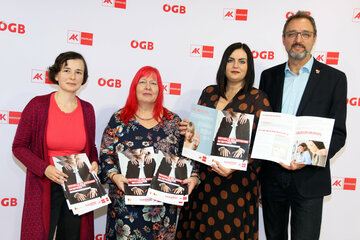 AK-Expertin Gabi Tremmel-Yakali, ÖGB-Landesfrauenvorsitzende Hannelore Tremmel, Frauenlandesrätin Astrid Eisenkopf und AK-Präsident Gerhard Michalitsch mit der neuen Broschüre „Sexuelle Belästigung“.