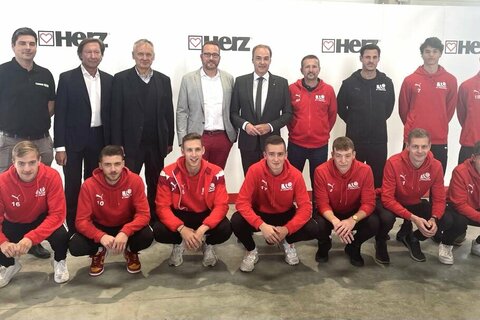 Landesrat Dr. Leonhard Schneemann gratulierte dem Eigentümer der HERZ-Gruppe, Dr. Gerhard Glinzerer sowie seinem Team zur Eröffnung der Erweiterung des HERZ-Standortes in Pinkafeld.