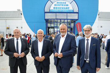 Landeshauptmann Hans Peter Doskozil (2.v.r.) wurde von Messeleiter Markus Tuider (r.) sowie Bürgermeister Georg Rosner (l.) und Vizebürgermeister Michael Leitgeb (2.v.l.) vor der Messehalle empfangen.