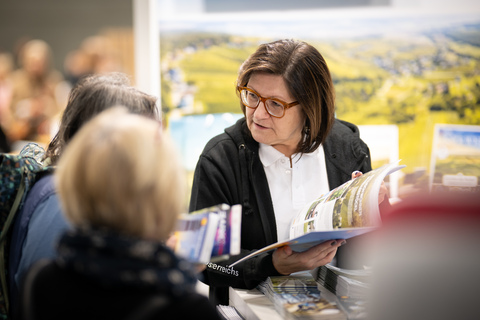 Reges Interesse am Burgenland-Stand auf der Ferien-Messe Wien: Besucherinnen und Besucher informieren sich über Urlaubsangebote und genießen Spezialitäten aus dem Burgenland.