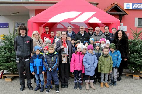 LR Heinrich Dorner, Bgm. Thomas Steiner und ÖBB-Regionalmanager Christof Hermann mit Vertretern der Blaulichtorganisationen und der ÖBB sowie VS-Direktorin Charlotte Toth-Kanyak mit Kindern der VS Eisenstadt mit dem Friedenslicht.