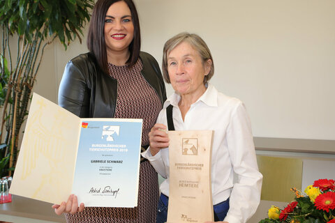 Tierschutzlandesrätin Astrid Eisenkopf mit Gabriele Schwarz, Preisträger Burgenländischer Tierschutzpreis 2019 Kategorie Haustiere