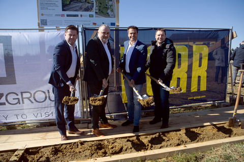 Landeshauptmann Hans Peter Doskozil (2.v.l.) mit Bürgermeister Bernhard Herics, Burgenland Tourismus-Geschäftsführer Didi Tunkel und Vizebürgermeister Werner Gabriel (v.l.) beim Spatenstich.