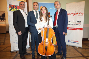 Landesrat Leonhard Schneemann (2.v.l.) mit Bürgermeister Markus Szelinger, Intendant Gerhard Krammer (v.l., hinten) mit Anna Maria Nemiec (vorne), die mit dem Violoncello ihre Premiere auf Burg Schlaining feiert.