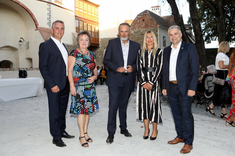 Bürgermeister Mag. Markus Szelinger (Stadtschlaining), Renate Habetler (Bernstein) und Mag. Christian Pinzker (Unterkohlstätten) (v.l.) mit ihrem Landeshauptmann Hans Peter Doskozil und Julia Jurtschak.