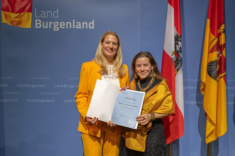 Landesrätin Mag.a (FH) Daniela Winkler gratulierte Susanne Sommer zum Wettbewerbspreis in der Sparte „Literatur“