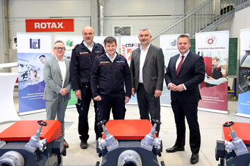 Landesrat Heinrich Dorner bei der Präsentation der Tragkraftspritzen-Attrappen, die von den Schülerinnen und Schülern der HTBLA Eisenstadt gebaut wurden