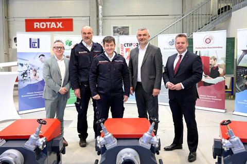 Landesrat Heinrich Dorner bei der Präsentation der Tragkraftspritzen-Attrappen, die von den Schülerinnen und Schülern der HTBLA Eisenstadt gebaut wurden