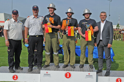 Die Wandertrophäe des "Floriani-Cups 2023" übergaben Landesrat Heinrich Dorner (r.), Landesfeuerwehrkommandant-Stellvertreter LBDS Martin Reidl und Landesfeuerwehrkommandant LBD Ing. Franz Kropf (v.l.) an die Feuerwehr Neufeld an der Leitha (2.v.l.).