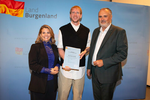 Landeshauptmann Hans Peter Doskozil und Claudia Priber, Abteilungsvorständin Abt. 7 Kultur, gratulierten Raoul Eisele zum Literaturpreis des Landes Burgenland