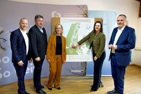 NR Bgm. Maximilian Köllner (Gde. Illmitz), Nationalpark-Direktor Johannes Ehrenfeldner, BM.in Leonore Gewessler, LH-Stv. Astrid Eisenkopf und LH Hans Peter Doskozil