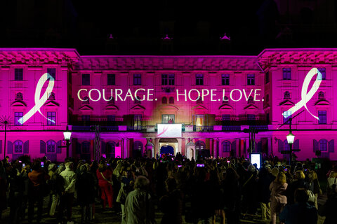 Als sichtbares, verbindendes Zeichen wurde das Schloss Esterházy mit der Botschaft „COURAGE. HOPE. LOVE." in das rosa Licht der Hoffnung getaucht.