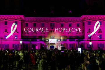 Als sichtbares, verbindendes Zeichen wurde das Schloss Esterházy mit der Botschaft „COURAGE. HOPE. LOVE." in das rosa Licht der Hoffnung getaucht.