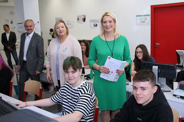 Bildungslandesrätin Mag.a (FH) Daniela Winkler und Bildungsdirektor Mag. Heinz Josef Zitz begrüßten in Eisenstadt mit der Direktorin der Bundeshandelsakademie und Bundeshandelsschule, Mag.a Johanna Dorner-Resch, die Gruppe, die als letzte damit begonnen hat, wieder zur Schule zu gehen