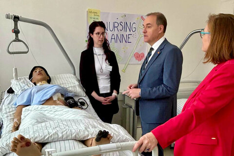 Künftig können die Ausbildungen zu Heimhilfen, Fachsozialbetreuer/innen und Diplomsozialbetreuer/innen einheitlich ab 18 Jahren begonnen werden