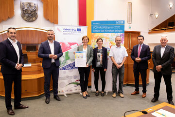 Verkehrslandesrat Heinrich Dorner, ÖBB-Regionalmanager Christof Hermann, DI Christine Zopf-Renner und VCÖ-Geschäftsführer Willi Nowak mit einem der Preisträger aus dem letzten Jahr: Das Regionalmanagement Burgenland wurde für das Projekt „Schulisches Mobilitätsmanagement“ ausgezeichnet