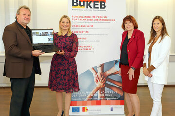 Alfred Lang, BA, von der Burgenländischen Forschungsgesellschaft, Bildungslandesrätin Mag.a (FH) Daniela Winkler, Dr.in Christine Teuschler, Vorsitzende der Burgenländischen Konferenz der Erwachsenenbildung und Mag.a (FH) Anika Reismüller-Kaupe von der BuKEB Projektarbeitsstelle.