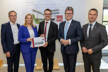 HR Mag. Jürgen Neuwirth, Leiter des Bereichs Pädagogischer Dienst der Bildungsdirektion Burgenland, Bildungslandesrätin Mag.a (FH) Daniela Winkler, Schulleiter Mag. Reinhard Gaul, Bildungsminister Prof. Dr. Martin Polaschek und Landtagspräsident Robert Hergovich.