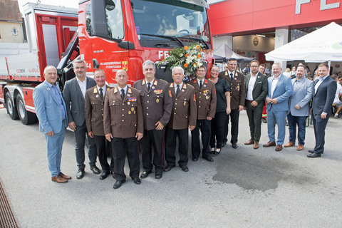 Landesrat, Feuerwehrreferent Mag. Heinrich Dorner (2.v.l.) mit Mitgliedern der Freiwilligen Feuerwehr Stegersbach sowie weiteren Ehrengästen beim Festakt in Stegersbach.