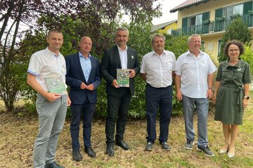Gruppenbild anlässlich der Jubiläumsfeier (v.l.n.r.) Gemeinderat Klaus Tremmel, Bürgermeister Andreas Tremmel, Landesrat Mag. Heinrich Dorner, Ortsvorsteher a.D. Franz Gradwohl, Ortsvorsteher Konrad Gradwohl, Landtagsabgeordnete Elisabeth Trummer
