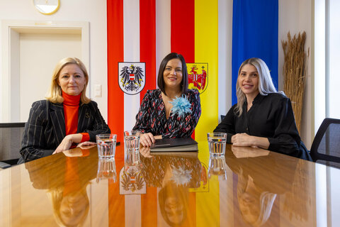 Landtagsabgeordnete Rita Stenger, Landeshauptmann-Stellvertreterin Astrid Eisenkopf und Kerstin Altenburger, alleinerziehende Mutter von 4 Kindern aus Sankt Andrä am Zicksee